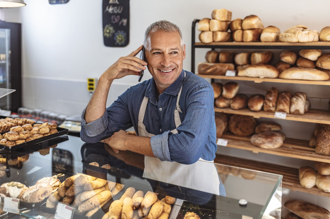 Ansatt på bakeri som snakker i telefonen