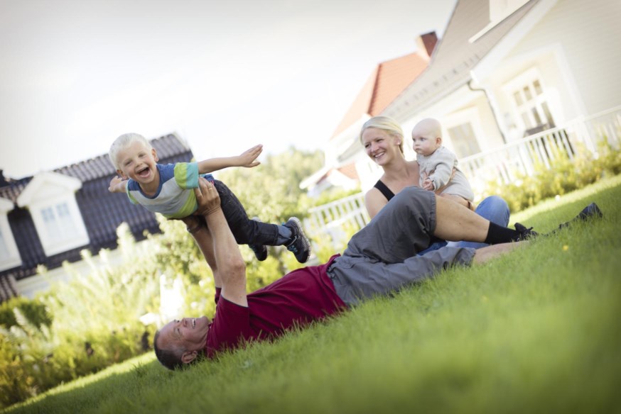 Familie leker på gressplenen. foto